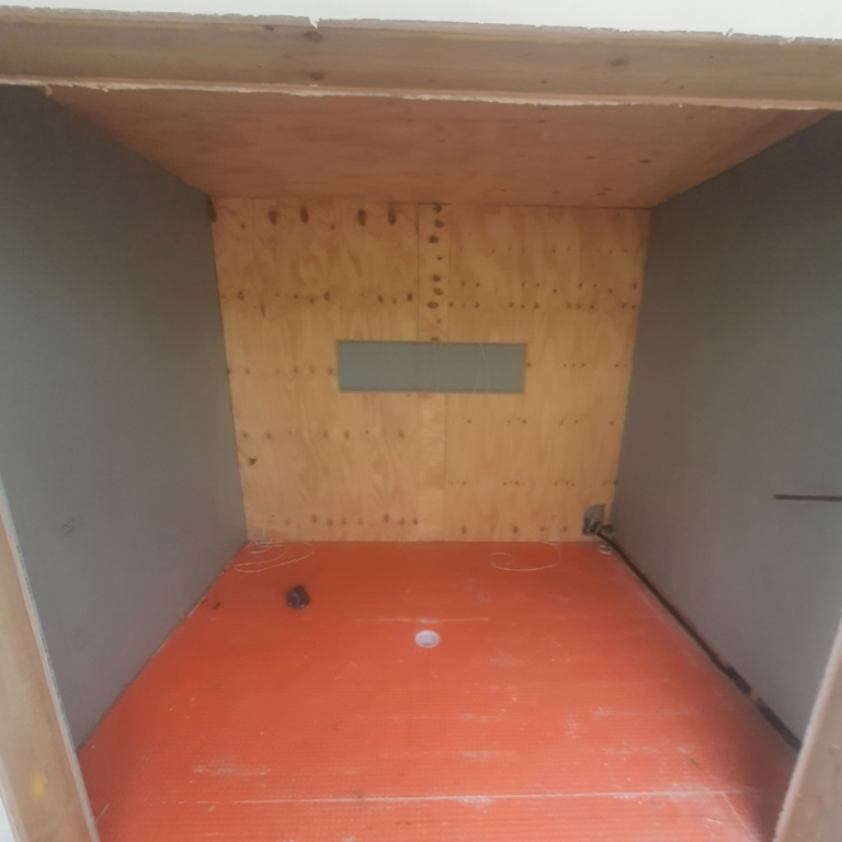 Uncoupling matting for a wetroom floor.